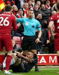 世俱杯买球-罗伯逊遭边裁肘击引激辩 基恩：罗伯逊是个巨婴